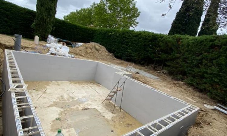 Réalisation et construction d'une piscine en béton isolé vers Montpellier 